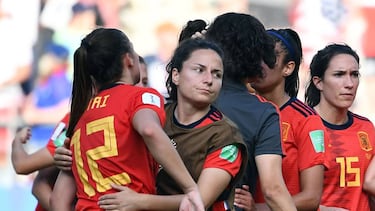 Spanish players react at the end of the France 2019 Women's World Cup round of sixteen football match between Spain and USA, on June 24, 2019, at the Auguste-Delaune stadium in Reims, northern France. (Photo by FRANCK FIFE / AFP)