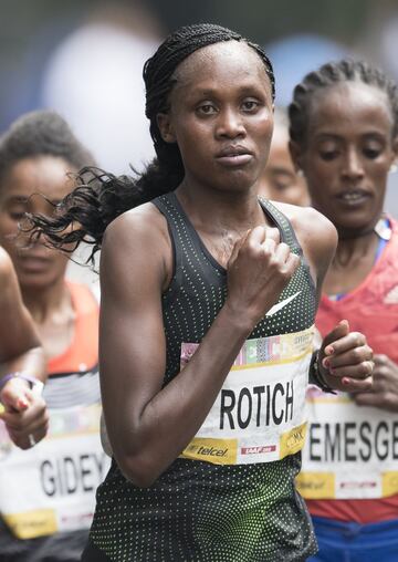 En la rama varonil, Kenia hizo el 1-2-3 conTitus Ekiru, Edwin Koech y Matthew Kipkoech Kisorio. Y en la femenil, Etiopía lo hizo con Etaferahu Woda Temesgen, Fantu Eticha Kimma y Tinbit Gidey Weldegebriel.