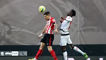 MADRID , 05/03/2023.- El lateral del Athletic Yuri Berchiche (i) cabecea un balón con Abdul Mumin, del Rayo Vallecano, durante el partido de LaLiga entre el Rayo Vallecano y el Athletic de Bilbao que disputan este domingo en el estadio de Vallecas. EFE/Rodrigo Jiménez