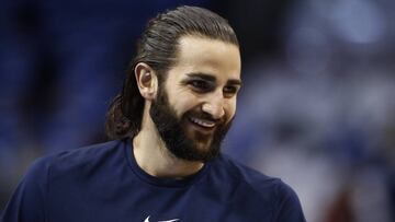 OKL01. OKLAHOMA CITY (EE.UU.), 25/04/2018.- El español Ricky Rubio de Utah Jazz calienta hoy, miércoles 25 de abril de 2018, antes del partido por la primera ronda de la Conferencia Oeste de la NBA que enfrenta al Oklahoma City Thunder con Utah Jazz, en la arena Chesapeake Energy de la ciudad de Oklahoma (EE.UU.). EFE/Larry W. Smith/PROHIBIDO SU USO POR SHUTTERSTOCK