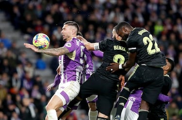 Tras consultarlo con el VAR, el colegiado pitó mano y penalti de Javi Sánchez, que vio la tarjeta amarilla por esta acción.