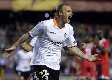 El defensor francés de gran físico y versatilidad, tuvo etapas destacadas en el Valencia CF y el FC Barcelona, donde dejó huella por su solidez y compromiso. En el Valencia, jugó entre 2009 y 2014, tras llegar libre desde el Toulouse. Disputó más de 150 partidos oficiales, alternando como lateral izquierdo y central. Fue pieza clave en el equipo de Unai Emery, destacando por su potencia, juego aéreo y capacidad para incorporarse al ataque. Su rendimiento lo convirtió en uno de los defensores más fiables de LaLiga.
