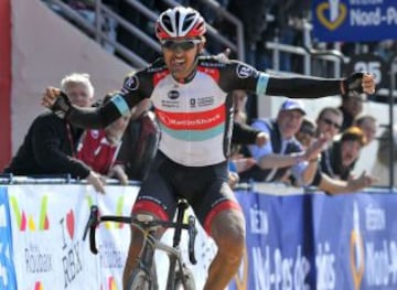 Fabian Cancellara, muy feliz tras cruzar la linea de meta en primera posici&oacute;n. El suizo se impuso al sprint y sum&oacute; su tercera victoria en Roubaix (tras 2006 y 2010).
 
 