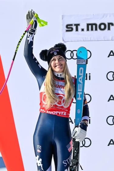 Lindsey Vonn celebra en el podio tras competir en la carrera de descenso femenina durante la Copa del Mundo de Esquí Alpino FIS 2025-2026, en St. Moritz.