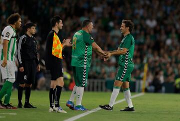 Se retira ovacionad¨ªsimo Ra¨²l Gonzal¨¦z y entra Diego Trist¨¢n, compa?ero de Joaqu¨ªn en el Mundial de 2002.