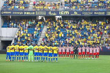 Formación de ambos equipos.