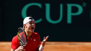 Tennis - Davis Cup - Qualifiers - Second Round - Spain v Denmark - Club de Tenis Puente Romano, Marbella, Spain - September 14, 2025 Denmark's Holger Rune reacts during his singles match against Spain's Pedro Martinez REUTERS/Marcelo Del Pozo
