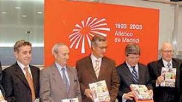 <b>ACUDIÓ LA PLANA MAYOR. </b>Miguel Ángel Gil Marin, el doctor Villalón, Gregorio Manzano y Enrique Cerezo arroparon a Pedro Guillén (tercero por la izquierda), director de la Clínica Centro, y Carlos Cascallana (primero por la derecha) en las presentaciones de ayer.