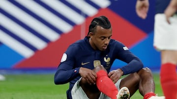 PARIS, FRANCE - SEPTEMBER 22: Joules Kounde of France injured during the  UEFA Nations league match between France  v Austria  at the Stade de France on September 22, 2022 in Paris France (Photo by Eric Verhoeven/Soccrates/Getty Images)