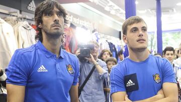 Carlos Martínez y Álvaro Odriozola siguen el sorteo de la Europa League desde una céntrica tienda de la Real Sociedad junto a los aficionados.