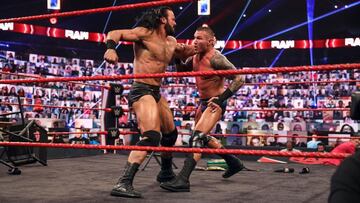 Drew McIntyre golpea a Randy Orton en Raw.