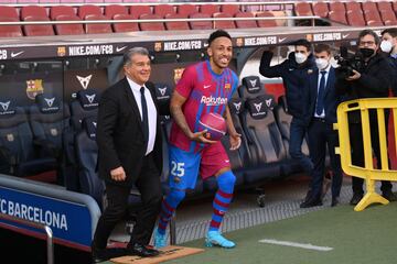 Salida al terreno de juego de Aubameyang junto a Joan Laporta, presidente del FC Barcelona. 