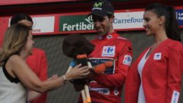 El corredor del Movistar Team, Jonathan Castroviejo, con el maillot de líder al término de esta primera etapa de la Vuelta a España 2014.