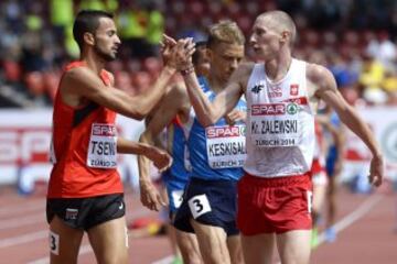 El atleta polaco Krystian Zalewski (dcha) saluda al búlgaro Mitko Tsenov (izda) tras la prueba de los 3000m obstáculos masculinos en los campeonatos de Europa de atletismo en el estadio Letzigrund en Zúrich