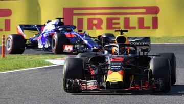 Red Bull Racing's Australian driver Daniel Ricciardo (front) leads Toro Rosso's New Zealand driver Brendon Hartley during the Formula One Japanese Grand Prix at Suzuka on October 7, 2018. (Photo by Toshifumi KITAMURA / AFP)