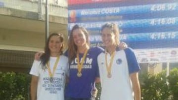Melani Costa en el podio del Campeonato de España de natación.