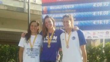 Melani Costa en el podio del Campeonato de Espa&ntilde;a de nataci&oacute;n. 