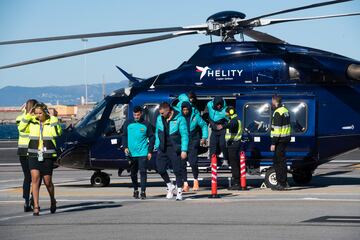 La expedición del Barça para su partido de octavos de la Copa del Rey se dividió en dos grupos para llegar a Ceuta. La plantilla y los técnicos lo hicieron en tres helicópteros desde Málaga, en un viaje de media hora de duración. Los directivos y acompañantes fueron
de Málaga a Algeciras en autocar (137 km) y allí cogieron unos helicópteros cuyo viaje solo duró siete minutos.


