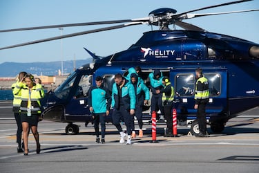 La expedición del Barça para su partido de octavos de la Copa del Rey se dividió en dos grupos para llegar a Ceuta. La plantilla y los técnicos lo hicieron en tres helicópteros desde Málaga, en un viaje de media hora de duración. Los directivos y acompañantes fueron
de Málaga a Algeciras en autocar (137 km) y allí cogieron unos helicópteros cuyo viaje solo duró siete minutos.


