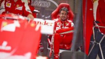 Fernando Alonso se muestra relajado en el box de Ferrari durante la Clasificaci&oacute;n del GP de Australia disputada hoy a medias en el circuito urbano de Albert Park.