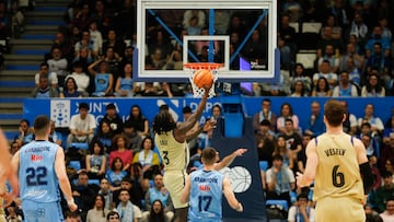 LUGO, 08/03/2026.- El alero del FC Barcelona Myles Cale (2i) entra a canasta ante el alero del Breogán Aleksandar Aranitovic (2d), durante el partido de Liga Endesa disputado este domingo en el Pazo Provincial de los Deportes de Lugo. EFE/Eliseo Trigo
