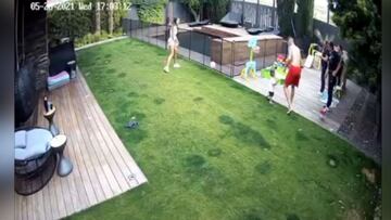 El susto de Mina Bonino y Valverde en su jardín jugando al fútbol con su hijo