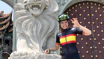 Sheyla Guti&eacute;rrez posa junto a una estatua de un le&oacute;n tras proclamarse campeona del Tour de Zhoushan Island.