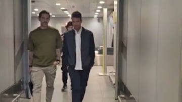 La U ya tiene en casa al nuevo DT: así fue el arribo a Chile