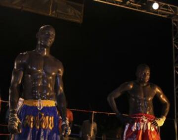 Dos participantes de Kickboxers de pie en el ring antes de una competición en la capital de Sudán del Sur Juba. El evento tiene como objetivo promover la armonía y crear conciencia sobre la reducción de la incidencia de la violencia y la lucha entre las diversas tribus.