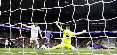 2-0. Gran pase al espacio de Arda Güler para la carrera de Vinicius que asiste al delantero francés para empujar el balón al fondo de la portería de Philipp Köhn.