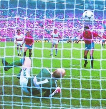 El primer partido del Grupo A para España fue el 11 de junio de 1988 ante Dinamarca. La Roja ganó por 2-3 con goles de Míchel, Butragueño y Gordillo. En la imagen, Míchel falla un penalti con 1-1 en el marcador.  