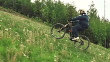 Johannes Fischbach subiendo una colina con su E-MTB en un nuevo cap&iacute;tulo de YouTube de Uncle Ray.