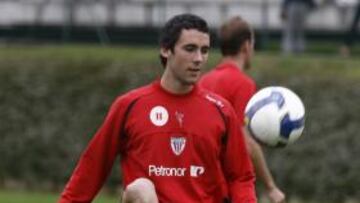 <b>BAJA ENTRE SOMBRAS. </b>Ustaritz trabajó ayer junto al grupo.