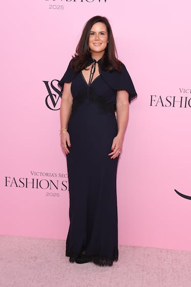 Ali Dillon posa en la alfombra del Victoria's Secret Fashion Show 2025.