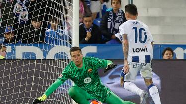 LEGANÉS (MADRID), 12/04/2025.- El delantero del Leganés Dani Raba (d) en una ocasión ante el portero polaco del Barcelona Wojciech Szczesny, durante el partido de la jornada 31 de LaLiga EA Sports que CD Leganés y FC Barcelona disputan este sábado en el estadio de Butarque. EFE/ Juan Carlos Hidalgo