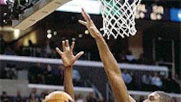 <b>MÁS MÚSCULO.</B> Bryant estrenó armadura ante los Spurs. Ha ganado ocho kilos de músculo.