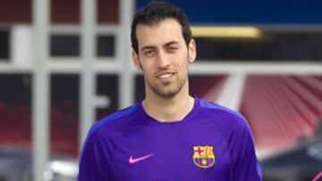 Sergio Busquets realiza parte de la sesión con el grupo