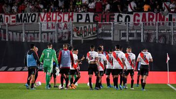 BUENOS AIRES, ARGENTINA - APRIL 10: Juan Fernando Quintero (C) of River Plate leaves with teammates at the end of the first half during a match between River Plate and Argentinos Juniors as part of Copa de la Liga 2022 at Estadio Monumental Antonio Vespucio Liberti on April 10, 2022 in Buenos Aires, Argentina. (Photo by Marcelo Endelli/Getty Images)