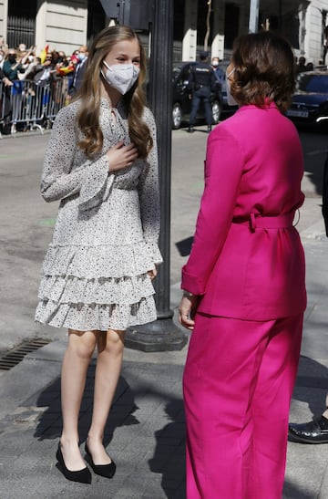 La Princesa de Asturias se ha estrenado en solitario en un acto del Instituto Cervantes, que conmemora este año el 30º aniversario de su fundación. En la foto, la Princesa saluda a la vicepresidenta primera Carmen Calvo.