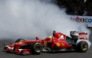 El piloto mexicano Esteban Gutiérrez manejó el monoplaza de Ferrari en el Paseo de la Reforma, la avenida más importante de Ciudad de México, dentro de la exhibición "Scuderia Ferrari Street Demo", misma que promociona el Gran Premio de México, que se correrá el 1 de noviembre