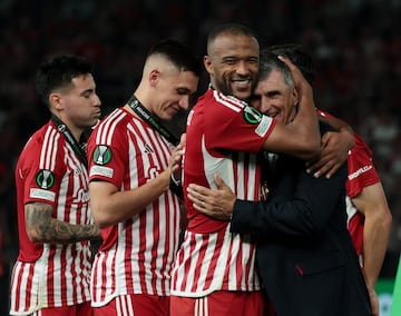 Soccer Football - Europa Conference League - Final - Olympiacos v Fiorentina - Agia Sophia Stadium, Athens, Greece - May 30, 2024 Olympiacos' Ayoub El Kaabi and coach Jose Luis Mendilibar celebrate after winning the Europa Conference League REUTERS/Louiza Vradi