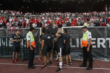 La CONMEBOL decidió aplazar un día la final después del apedreamiento del bus de Boca por parte de los hinchas de River. 