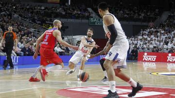 Sergio Llull asiste a Gustavo Ayón.
