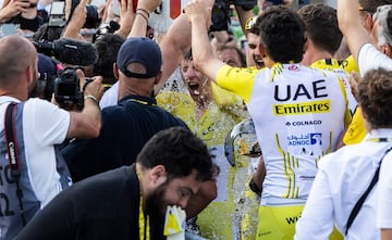 Tadej Pogacar celebra con su equipo la victoria en la general del Tour. 
 
