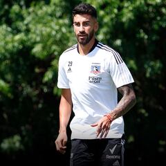 Minimalismo y acción continua: así es el flamante '9' de Colo Colo