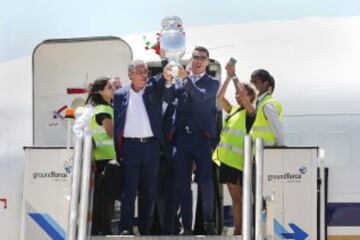 Fernando Santos y Cristiano Ronaldo muestran el trofeo de campeones de la Eurocopa 2016 en el aeropuerto.