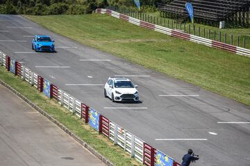 En la Región de la Araucanía Ford presentó por primera vez en Chile el Focus RS. Desde la línea de performance de la marca llega con un motor de 2.3 litros y 350 hp de potencia.
La presentación se llevó a cabo en Pucón y luego se realizó una prueba del vehículo en el autódromo Interlomas de Temuco.