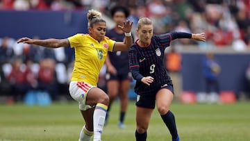 HARRISON, NEW JERSEY - MARCH 07: Ally Sentnor #9 of the United States and Jorelyn Carabal� #16 of Colombia battle for the ball during the first half of a SheBelieves Cup 2026 match at Sports Illustrated Stadium on March 07, 2026 in Harrison, New Jersey. Adam Hunger/Getty Images/AFP (Photo by Adam Hunger / GETTY IMAGES NORTH AMERICA / Getty Images via AFP)