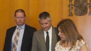 <b>CON DOS DE LOS SUYOS. </b>La jueza Mar Hern¨¢ndez, junto a Ram¨®n Camarena y Alejandro Alvargonz¨¢lez.