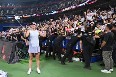 La polaca Iga Swiatek se hace selfies con sus seguidores, pletórica después de vencer a la suiza  Belinda Bencic en los octavos de final del WTA 1.000 de Wuham (China). El público celebró entusiasmado el detalle de gran ídolo, que mostro una gran cercanía con los aficionados que acudieron al partido. Hoy le espera en cuartos la italiana Jasmine Paolini.